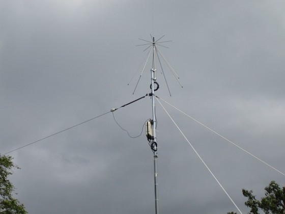 Antenn  
Min nyuppsatta antennmast. I toppen sitter en Discone och under den ser vi antennavstämningsenheten AH-4.  
2007 2007-07-09 Bild 071  
Granudden  
Färjestaden  
Öland