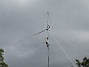 Antenn  
Min nyuppsatta antennmast. I toppen sitter en Discone och under den ser vi antennavstämningsenheten AH-4.  
2007 2007-07-09 Bild 071