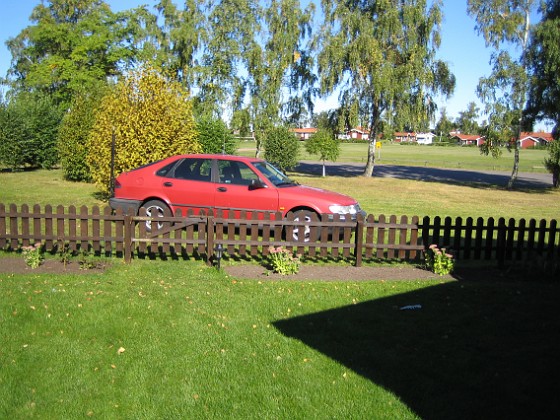 Staketet 
Denna helgen var jag ensam på Öland och grävde i landen. Jag bytte ut all jord.