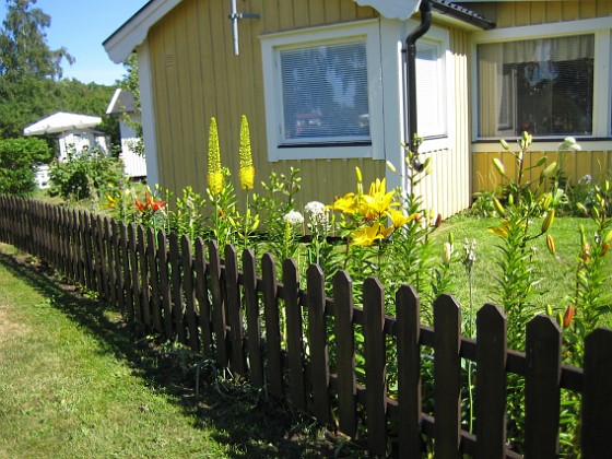 Utifrån 
Från utsidan utmärker sig Kleopatras Nål och Liljorna.