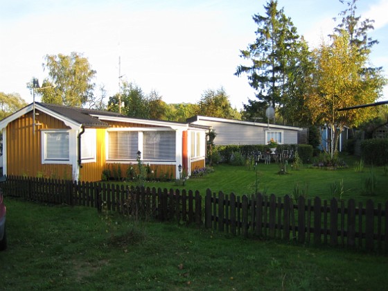 En översiktsbild över huset och tomten, tagen frön sjösidan.  
2006-10-14 Bild 010  
Granudden  
Färjestaden  
Öland