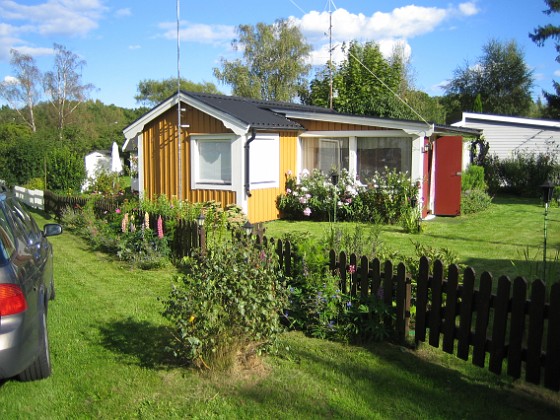 Granudden  
Sista veckoslutet i Augusti, soligt och fint och det är verkligen grönt ute i naturen.  
2008-08-30 Bild 057  
Granudden  
Färjestaden  
Öland