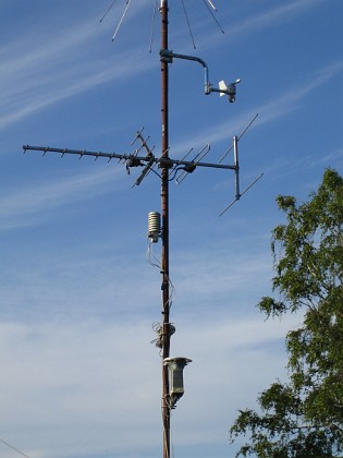 Södra antennmasten  
Här finns TV-antenn och min väderstation. I toppen min mottagarantenn.