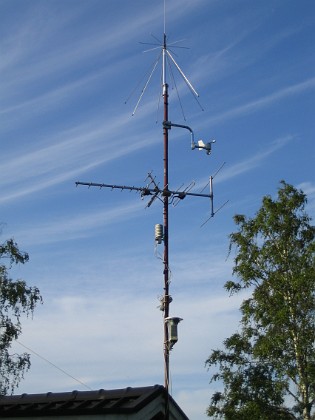 Södra antennmasten 
Här finns TV-antenn och min väderstation. I toppen min mottagarantenn.