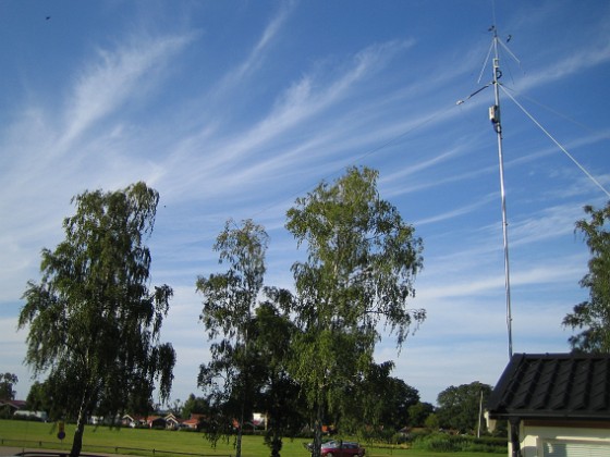 Norra antennmasten  
Här finns avstämningsenheten till min longwire-antenn, samt min discone för VHF/UHF. Här bör man även kunna se själva antenntråden som hänger mellan masten och björken längst till vänster i bild.  
2009-07-17 IMG_0186  
Granudden  
Färjestaden  
Öland