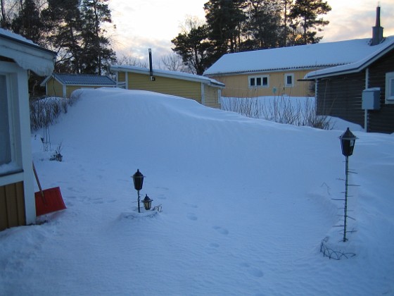 Granudden  
Vet inte om det framgår hur hög vallen är, ca 2½ meter skulle jag tippa.  
2010-12-27 IMG_0029  
Granudden  
Färjestaden  
Öland