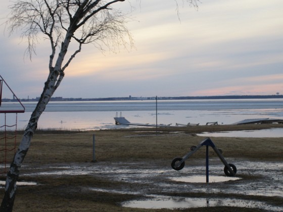 Granudden  
Man har glömt ta upp badbryggan innan isen kom!  
2011-03-25 004  
Granudden  
Färjestaden  
Öland