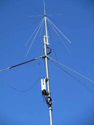 Radioantenn  
Här ser ni en likadan discone-antenn och avstämningsenhet ICOM AH-4 som är ansluten till min kortvågsantenn (fjädern skymtar till vänster).  
2015-07-28 Radioantenn_0137  
Granudden  
Färjestaden  
Öland