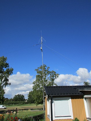 Radioantenn  
Detta maströret är 9m men ca 75 cm är nedgrävt för att öka stabiliteten.  
2015-07-28 Radioantenn_0138  
Granudden  
Färjestaden  
Öland