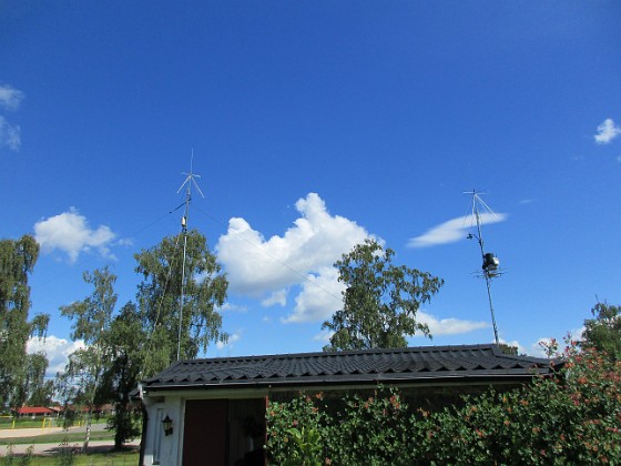 Radiomaster 
Här ser vi båda mina antennmaster, den vänstra är ca 9 meter och den högra 6 meter.                               