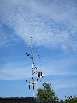 Antennmast 
Överst sitter en splirrans ny Discone. Väderstationen består av vindsnurran uppe till vänster och den svart/vita burken till höger (regnmätare, temp/daggpunkt, sol, UV). Den runda saken är en loopantenn för MF/HF, Wellbrook ALA1530LNP. Underst sitter en TV-antenn, som är riktad mot Algutsrum.