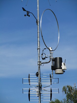 Antennmast  
Väderstationen består av vindsnurran uppe till vänster och den svart/vita burken till höger (regnmätare, temp/daggpunkt, sol, UV). Den runda saken är en loopantenn för MF/HF, Wellbrook ALA1530LNP. Underst sitter en TV-antenn, som är riktad mot Algutsrum.  
2017-08-08 Antennmast_0038  
Granudden  
Färjestaden  
Öland