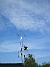 Överst sitter en splirrans ny Discone. Väderstationen består av vindsnurran uppe till vänster och den svart/vita burken till höger (regnmätare, temp/daggpunkt, sol, UV). Den runda saken är en loopantenn för MF/HF, Wellbrook ALA1530LNP. Underst sitter en TV-antenn, som är riktad mot Algutsrum. (2017-08-08 Antennmast_0036)