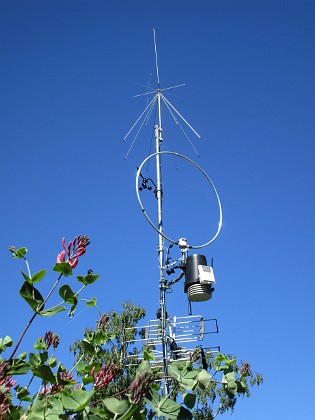 Radiomast 
Här ser vi en antennmast med en Discone på topp. Här finns även min väderstation (Davis VP pro+) samt en kortvågsantenn.