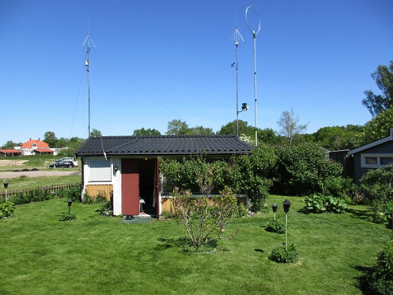 Huset  
Gräsmattan klipptes igår.  
2020-06-01 Huset_0067  
Granudden  
Färjestaden  
Öland