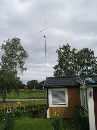 Antennmast 
Min nyuppsatta antennmast. I toppen sitter en Discone och under den ser vi antennavstämningsenheten AH-4.